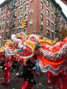 Chinatown si trasforma in un fiume rosso per celebrare il nuovo Anno del Cane